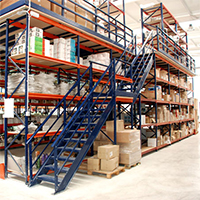 plateforme de stockage ou mezzanine industrielle sur rayonnage